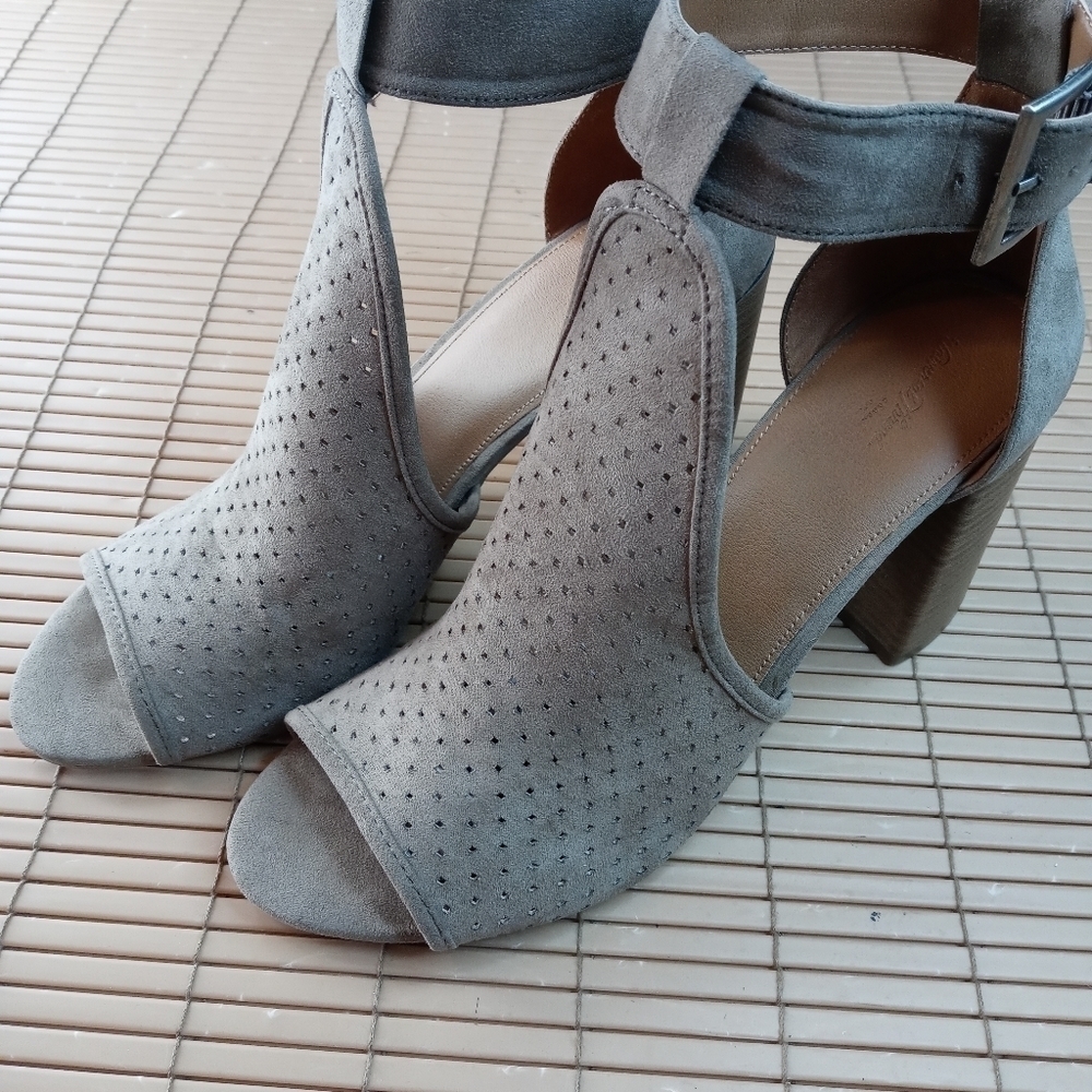 Universal Thread women's faux suede chunky block 4" heel ankle strap open toe sa